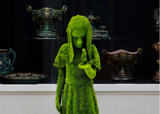 lebensgroße Skulptur Mädchen mit kleinem Mädchen auf der Hand Foto Jefunne Gimpel