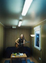 Sophie Hunger mit Gitarre beim Warm-up vor dem Auftritt